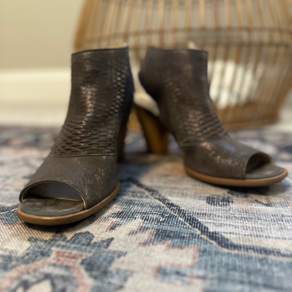 Paul Green Willow peep toe shoes. Size 5 (converts to US 7.5).